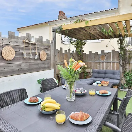 L'airial - Maison Idealement Situee Entre Commerces Et *